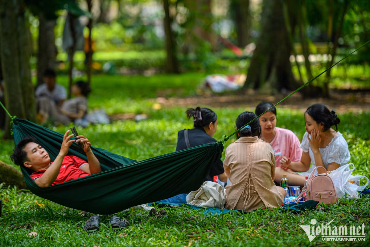 Choi le, nguoi dan dung leu ngu la liet trong Thao Cam Vien-Hinh-7