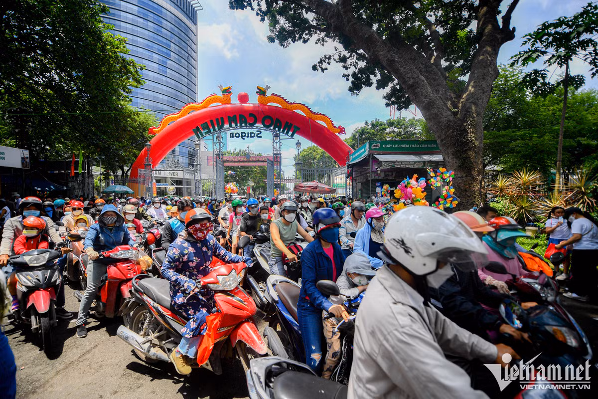 Choi le, nguoi dan dung leu ngu la liet trong Thao Cam Vien