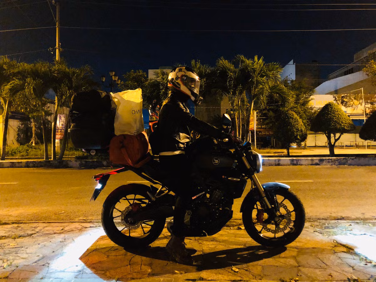 Chang trai mot minh di phuot xuyen Viet