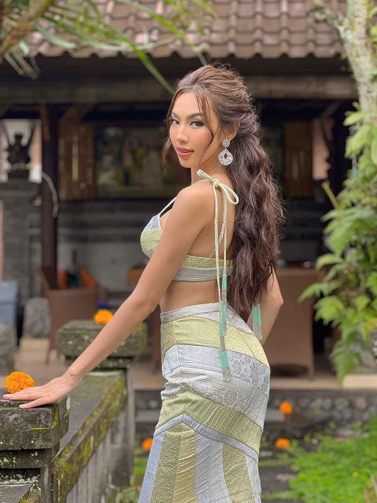 Trong một thiết kế khác, người đẹp khoe vòng eo thon với thiết kế áo hai dây cùng váy rời. Đương kim Miss Grand International gắn liền với phong cách gợi cảm khi có mặt tại Indonesia. Ảnh: FBNV.
