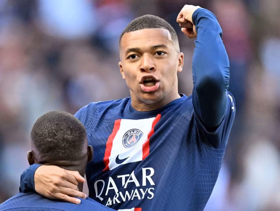 HLV Deschamps yeu cau Mbappe phong ngu nhieu hon