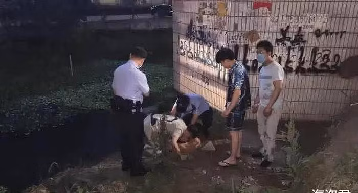 Đi câu đêm thấy "vật thể lạ" trôi nổi, thanh niên rụng rời chân tay - Hình 5 Di cau dem thay