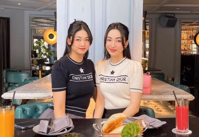 Cô cùng em gái là á hậu Ngô Thanh Thanh Tú có khoảnh khắc diện đồ đôi khi đi trà chiều cực sang chảnh.