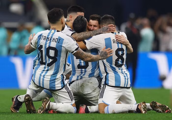 Messi và các đồng đội ăn mừng trong niềm hạnh phúc tột cùng.