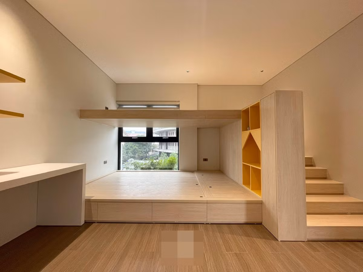 Phòng ngủ bố trí nhiều hộc tủ, kệ nhằm tăng tối đa diện tích sử dụng, lưu trữ giúp nhà luôn gọn gàng.