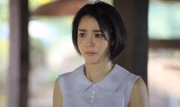 Den nha ban gai co gang niu keo, toi sung sot thay canh nay