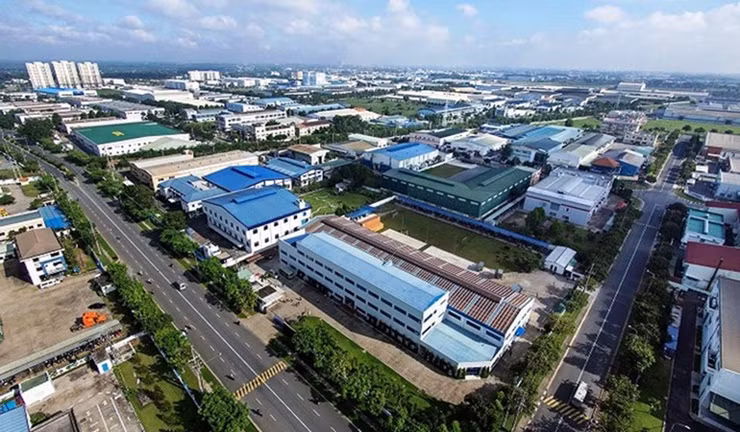 Bà Rịa-Vũng Tàu cũng thường xuyên đứng trong nhóm 5 địa phương thu ngân sách cao nhất cả nước, có nhiều đóng góp vào ngân sách quốc gia và là một trong số ít tỉnh, thành phố tự cân đối ngân sách địa phương từ năm 1996 đến nay.