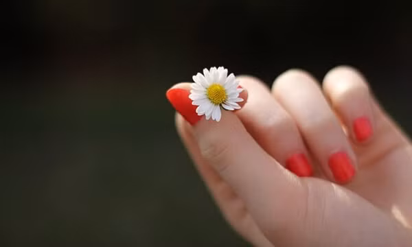 Tuy nhiên, vì là người biết kính trên nhường dưới nên họ thường lui về phía sau một lòng ủng hộ chồng, không bao giờ cản trở hay chê trách, chồng có thất bại cũng luôn một lòng ủng hộ. Họ đến và sống với chồng bằng cái nghĩa nên dù sau này thành công, giàu có, biệt thự to oành, nhà lầu xe hơi không thiếu nhưng chồng vẫn một lòng với vợ. Nói chung, kiểu phụ nữ biết thông cảm, đồng cam cộng khổ với chồng này cực kì được lòng cả gia đình chồng. 