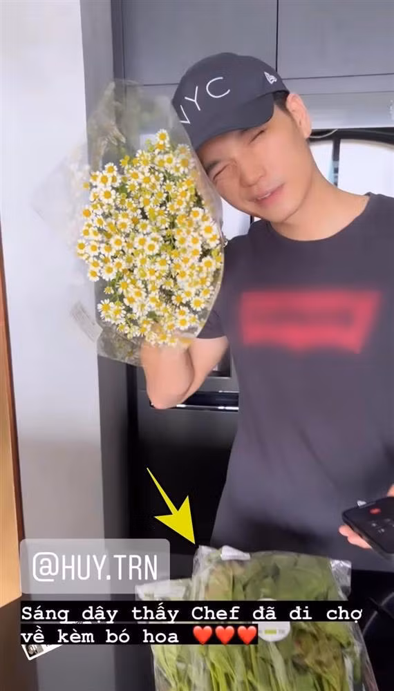 Huy Trần cưng chiều bà xã đến mức tặng hoa, nấu ăn và kiêm luôn nhiệm vụ phó nháy ghi lại vlog về cuộc sống vợ chồng son của 2 người.
