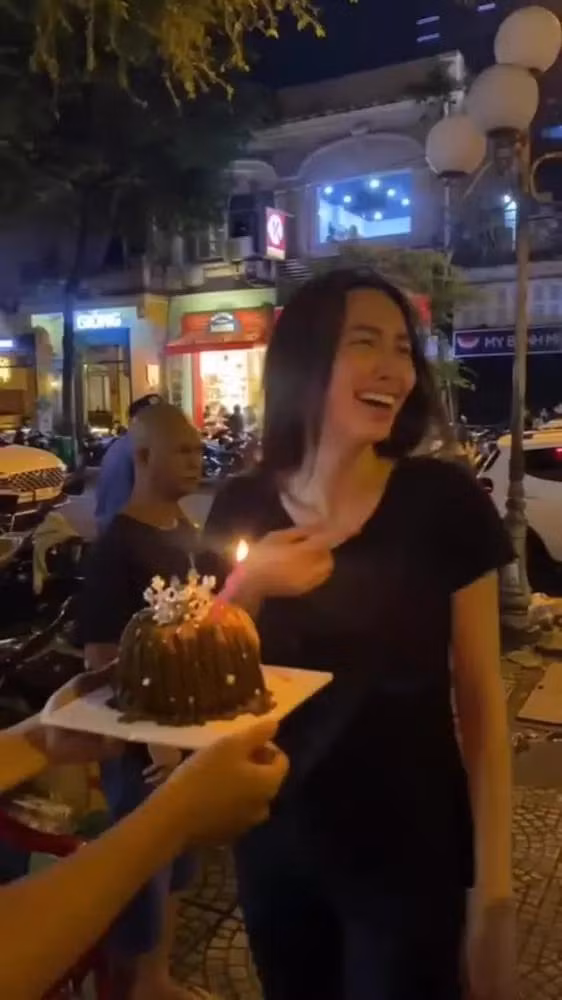 Thùy Tiên mặt mộc ra ngoài, đến người thân cũng nhận không ra - Hình 8 Thuy Tien mat moc ra ngoai, den nguoi than cung nhan khong ra-Hinh-8