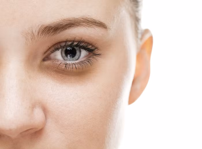 Quầng mắt thâm bẩm sinh. Người có tướng mắt này sẽ hay đổ lỗi cho người khác khi họ thất bại, thậm chí nghi ngờ hoặc oán giận những người đã tốt với mình trước đây. Khi họ xuống tinh thần, họ đã làm những điều vô ơn.