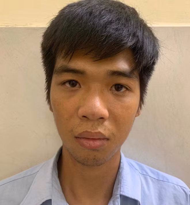 Be gai 4 tuoi bi thanh nien gio tro doi bai o quan internet