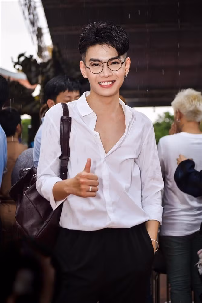 Vẫn là sơ mi trong ngày cúng Tổ nhưng Đào Bá Lộc không được đánh giá cao như thời điểm hiện tại.