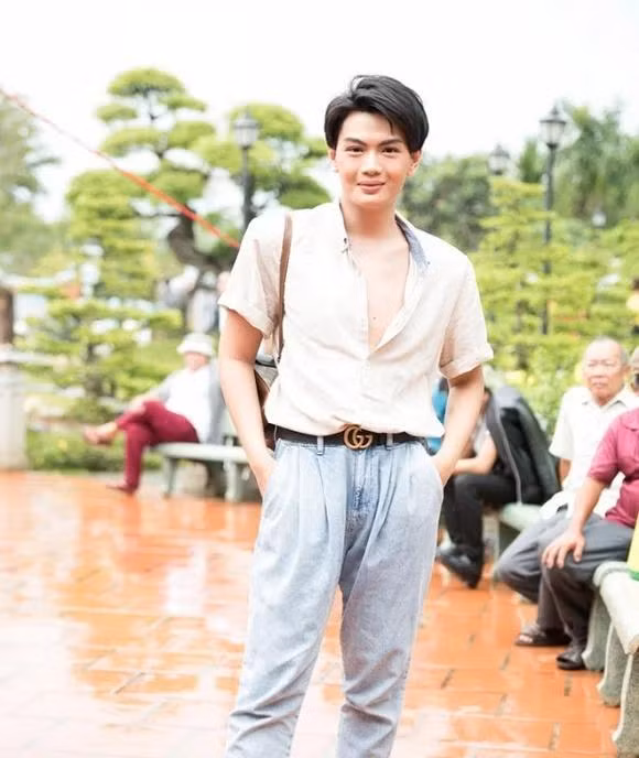 Mặc áo sơ mi là thói quen trong ngày Tết nghệ sĩ của chủ nhân bản hit "Đơn Phương" nhưng không ít lần bị chỉ trích vì thiếu tinh tế.