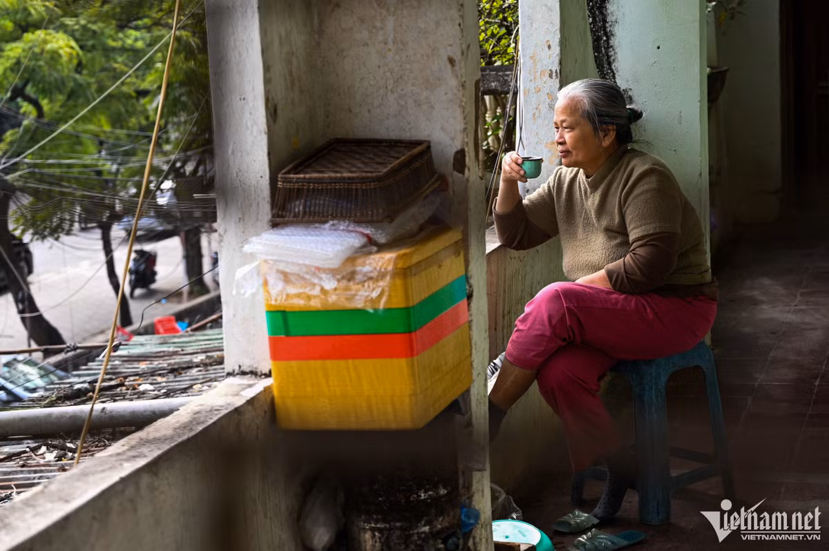 Sinh sống tại đây từ những năm 1986, bà Phô (quận Ba Đình) đã quá quen với khung cảnh cũ nát, xuống cấp. "Nếu được thì cũng mong sớm được chuyển đến chỗ ở tốt hơn, tuy nhiên cũng phải được đền bù thỏa đáng để người dân có thể yên tâm rời đi. Hiện nay khu này cũng chỉ còn 10/30 hộ", bà nói.