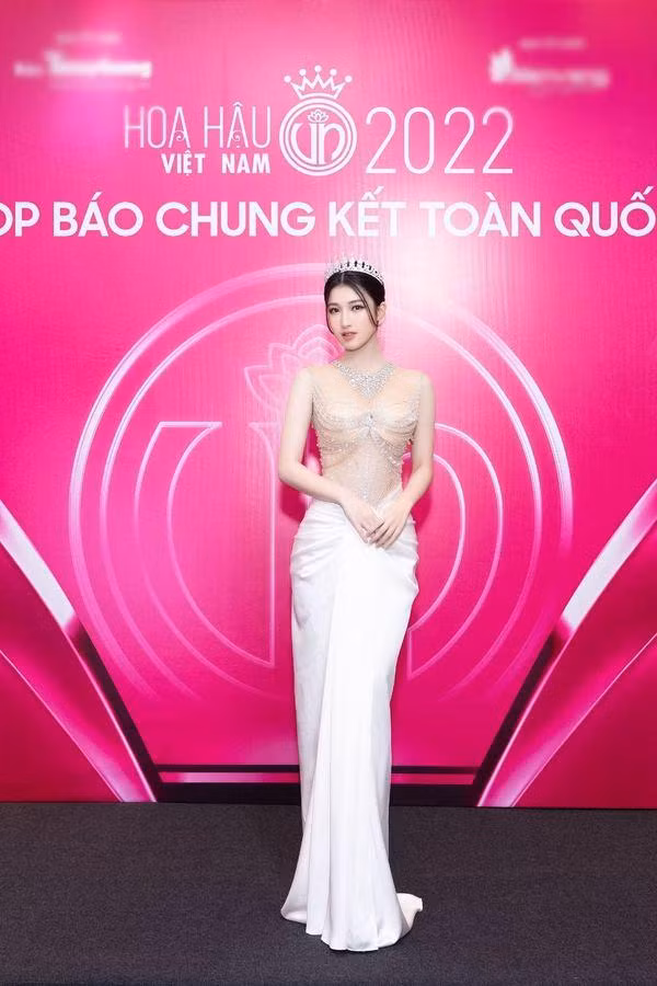 Á hậu Phương Nhi cũng chẳng "thua chị kém em" với bộ đầm mong manh trong suốt.
