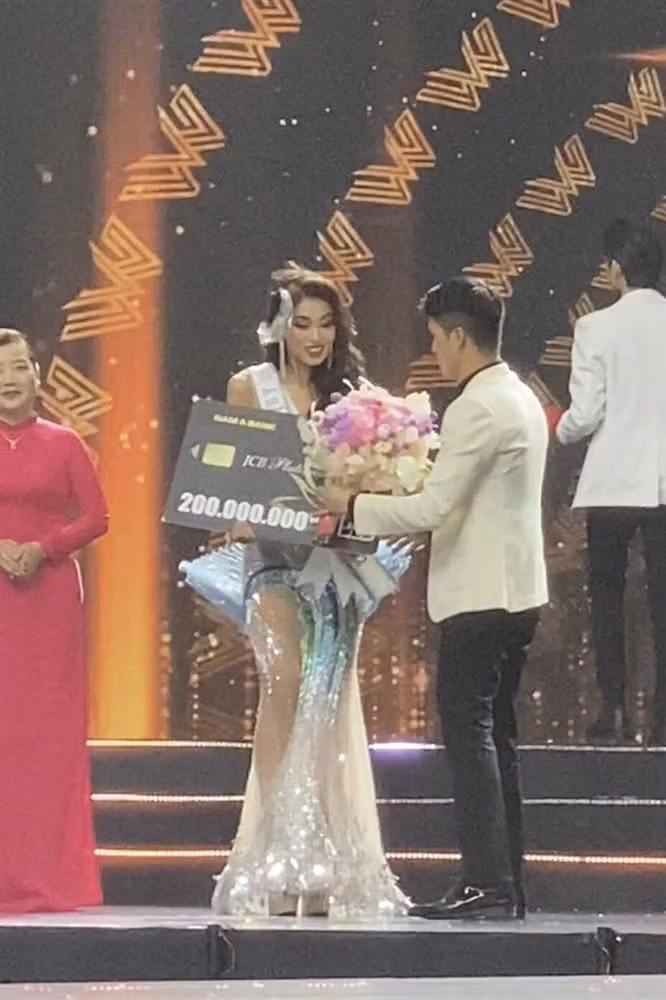 2 tân Á hậu trùng tên Nhi cùng rơi vương miện lúc đăng quang - Hình 7 2 tan A hau trung ten Nhi cung roi vuong mien luc dang quang-Hinh-7