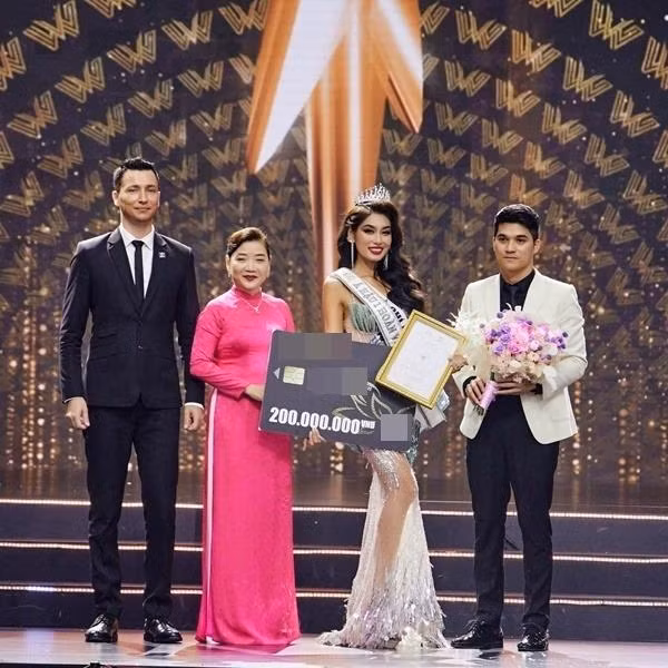 2 tân Á hậu trùng tên Nhi cùng rơi vương miện lúc đăng quang - Hình 6 2 tan A hau trung ten Nhi cung roi vuong mien luc dang quang-Hinh-6