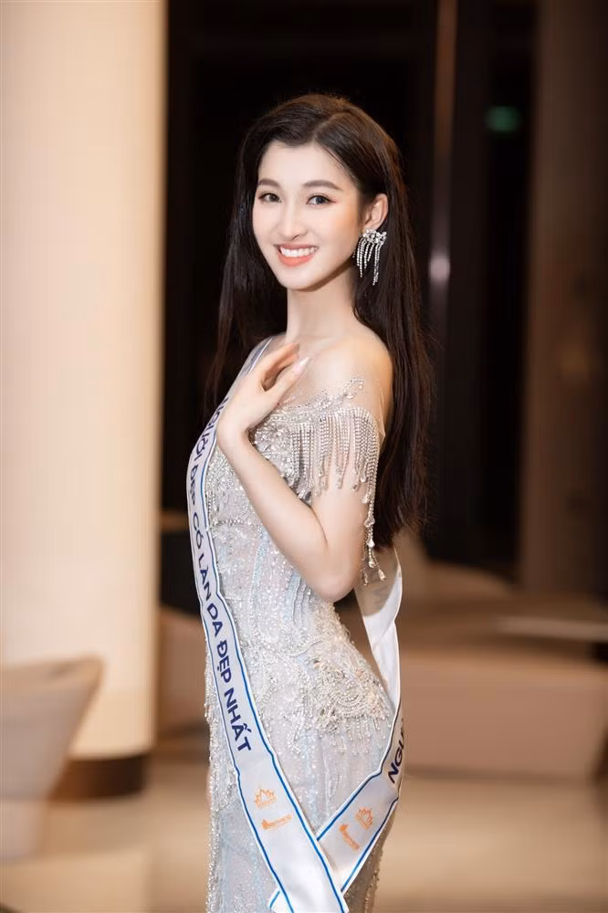 2 tân Á hậu trùng tên Nhi cùng rơi vương miện lúc đăng quang - Hình 9 2 tan A hau trung ten Nhi cung roi vuong mien luc dang quang-Hinh-9