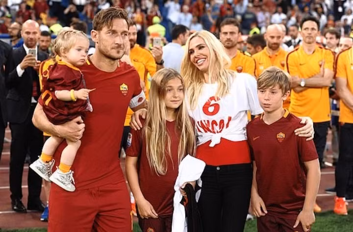 Ilary Blasi là vợ cũ của cựu tiền đạo Francesco Totti. Cặp đôi kết hôn từ năm 2005 và có 3 con.