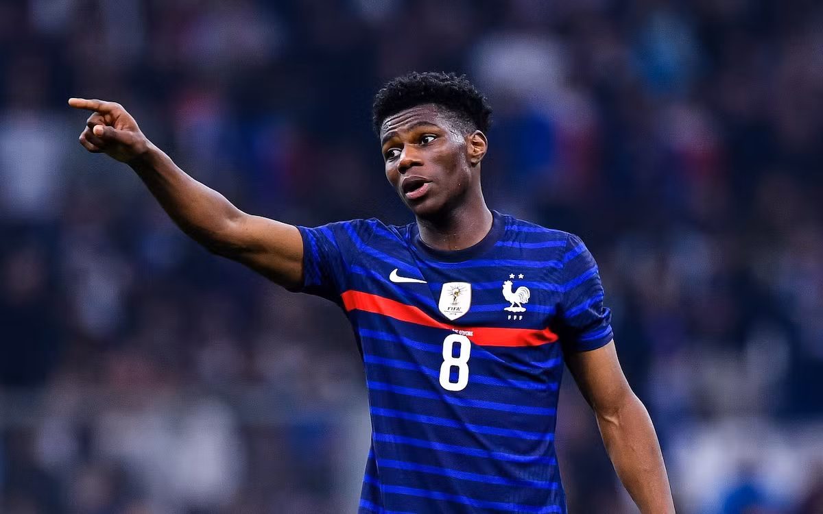 Aurelien Tchouameni (22 tuổi - Pháp): Trong bối cảnh Paul Pogba và N'Golo Kante đều vắng mặt ở World Cup 2022 vì chấn thương, Tchouameni trở thành niềm hy vọng của tuyển Pháp ở khu trung tuyến. Bản hợp đồng trị giá 80 triệu euro của Real Madrid thi đấu ngày càng chững chạc và chiếm được lòng tin của HLV Didier Deschamps.