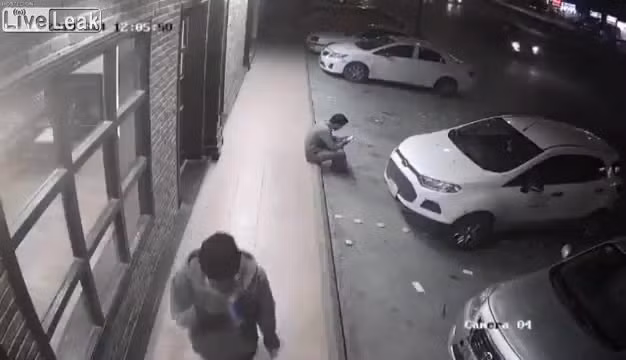 Phản xạ cực nhanh, người đàn ông thoát ô tô đâm trong gang tấc Phan xa cuc nhanh, nguoi dan ong thoat o to dam trong gang tac