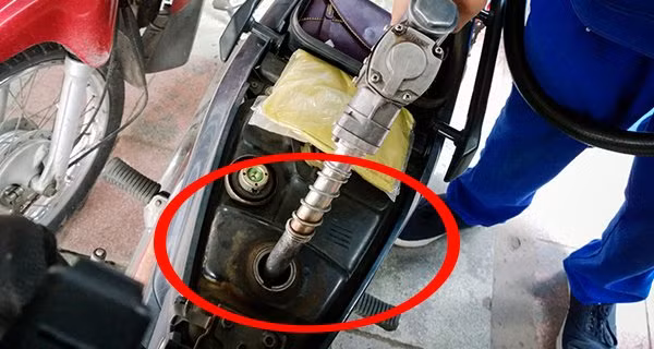 Đổ xăng đừng hô "đầy bình" hay 50 ngàn Do xang dung ho