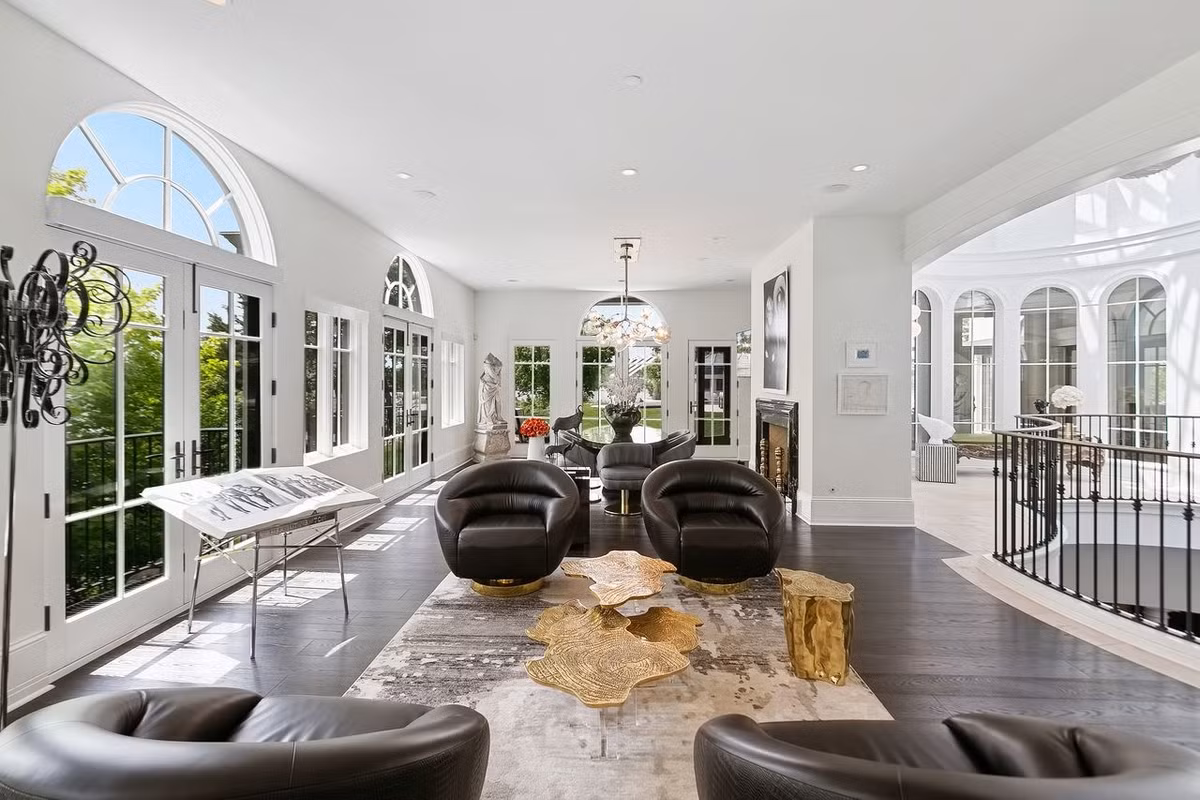 Theo ông Jeff Dewing - người môi giới của Coldwell Banker Realty, căn biệt thự này có diện tích khoảng 1.300 m2 - bao gồm 5 phòng ngủ, 6 phòng tắm độc lập - và nằm trên một hòn đảo tư nhân với một cây cầu nối vào đất liền.