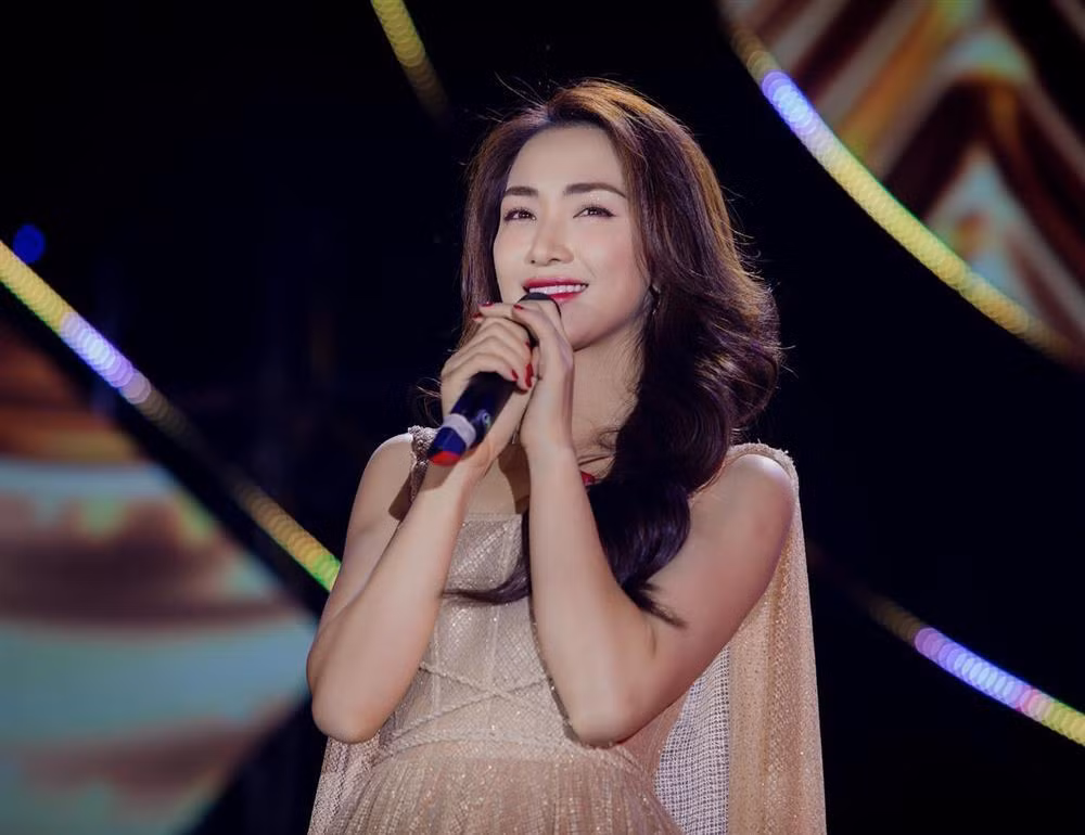 Hoa Minzy cong khai 'chinh' fan toi pha dam khi dang hat