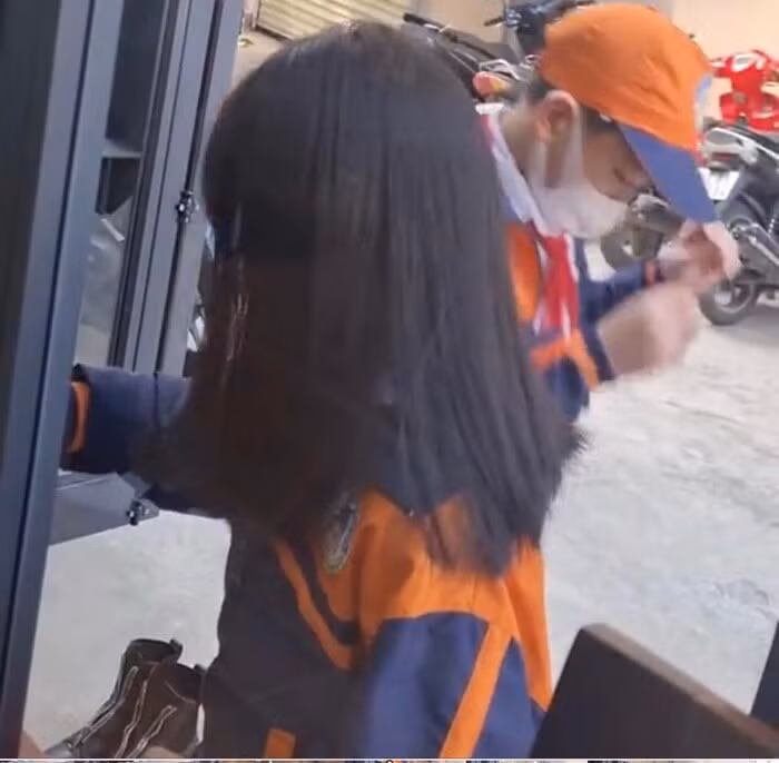 Hộ tống em gái đi gội đầu, hành động ga lăng của anh trai - Hình 3 Ho tong em gai di goi dau, hanh dong ga lang cua anh trai-Hinh-3