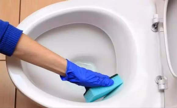 Bỏ nắm muối vào nhà vệ sinh: Tác dụng tuyệt vời lại tiết kiệm - Hình 3 Bo nam muoi vao nha ve sinh: Tac dung tuyet voi lai tiet kiem-Hinh-3