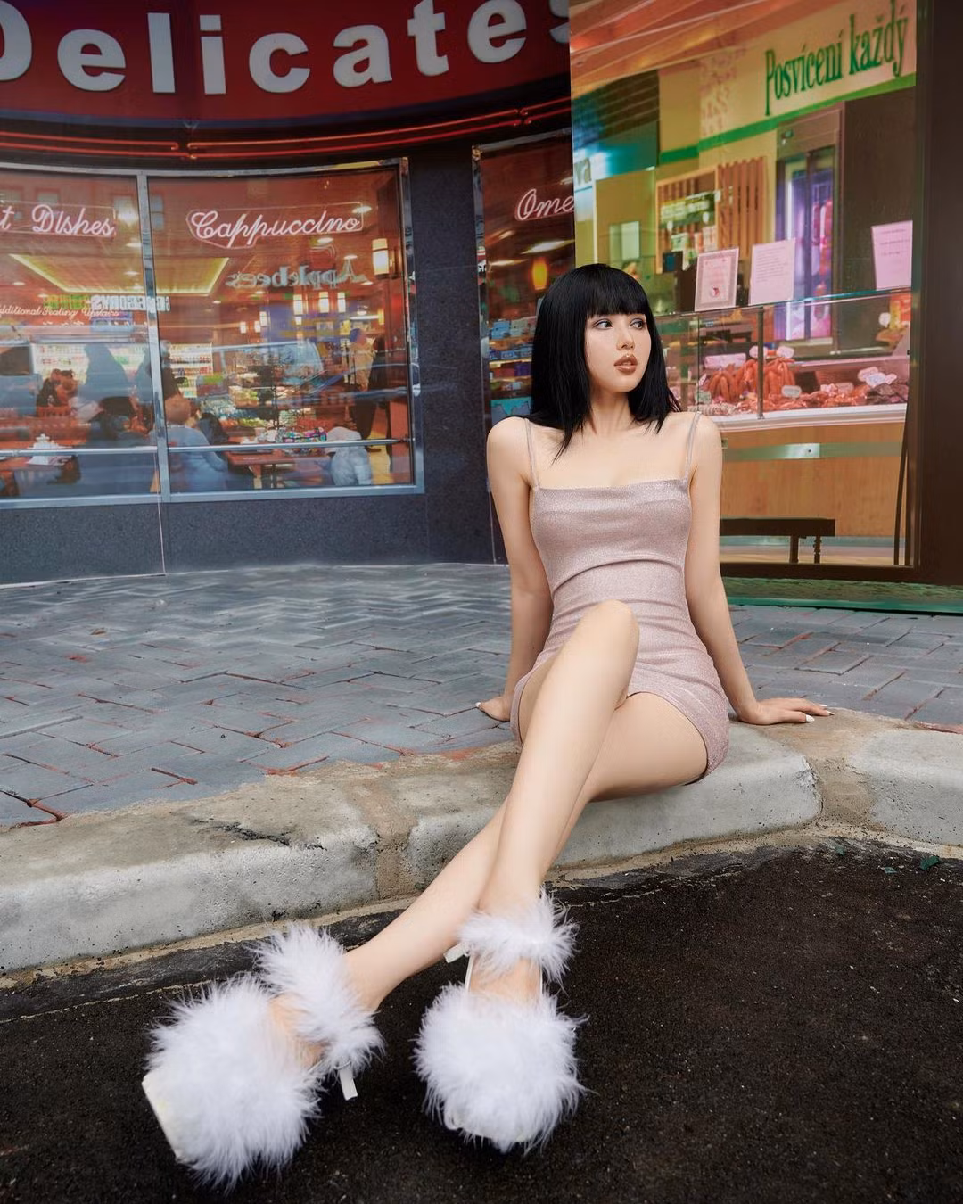 Hot girl Tam Tit chuong dien nhung chiec vay om kheo ton voc dang