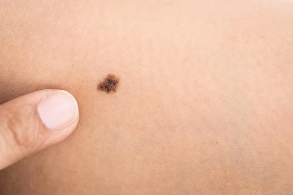 Ngoài ra, tính tình tương đối thẳng thắn, ăn nói làm việc gì cũng mạnh dạn, hào phóng, không thích vướng bận, đôi khi thiếu linh hoạt, nhưng xung quanh đều là những người giàu có hỗ trợ, tài vận cũng tương đối, làm việc chăm chỉ và có mối quan hệ tốt giữa các cá nhân, đạt được thành công và giàu có. - Thông tin bài viết chỉ mang tính tham khảo!