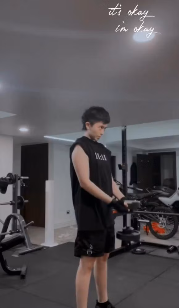 Gương mặt góc cạnh của giọng ca "Người Mình Yêu Chưa Chắc Đã Yêu Mình" khiến fan nữ "đứng ngồi không yên" nhưng điểm ấn tượng nhất trong hình ảnh này là phần "vai u thịt bắp".