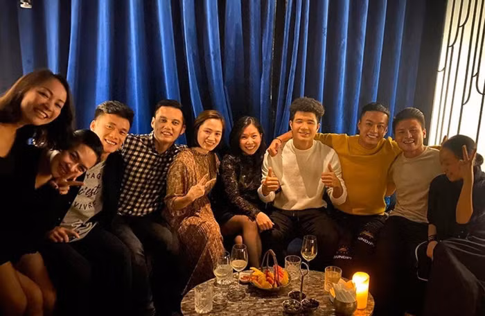 Hồi đó, diễn viên Hồng Đăng còn chụp chung với thủ môn Bùi Tiến Dũng và tiền đạo Hà Đức Chinh. Mối quan hệ của Quang Hải và Hồng Đăng là những người nổi tiếng chơi với nhau. Ảnh: FBNV