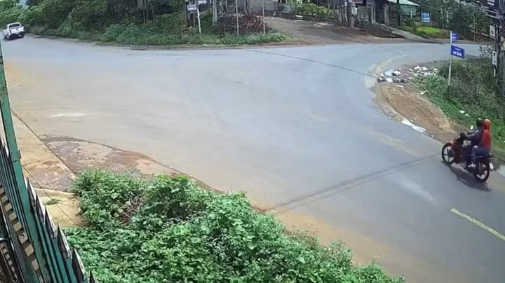 Cảnh xe máy chở 3 lao vào hông xe tải ở ngã tư Canh xe may cho 3 lao vao hong xe tai o nga tu