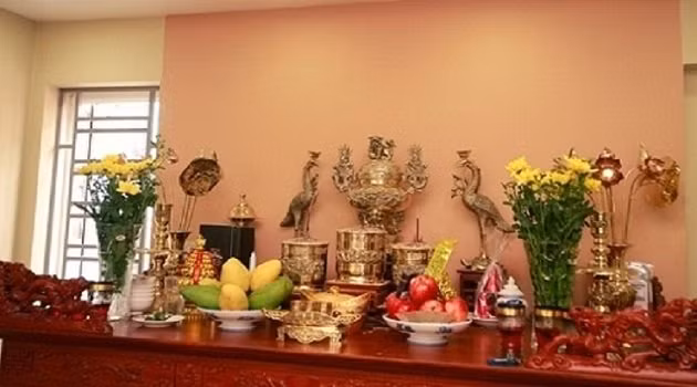 Đặt 5 loại hoa này lên bàn thờ bề trên ưng bụng giàu có - Hình 2 Dat 5 loai hoa nay len ban tho be tren ung bung giau co-Hinh-2