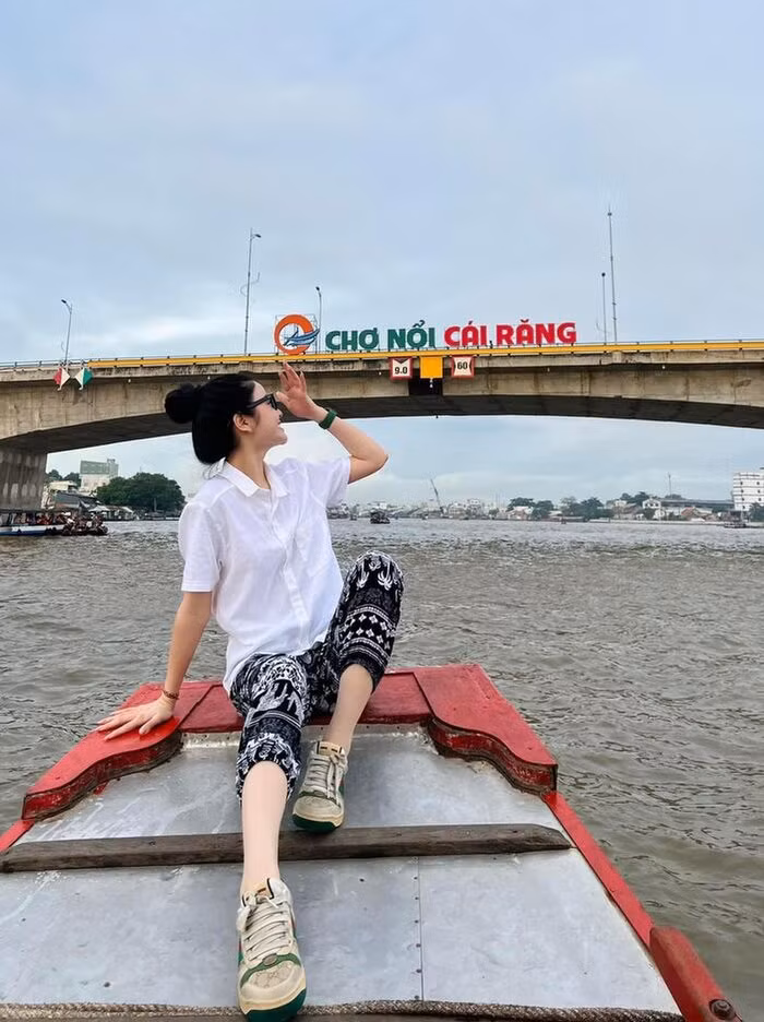 Choang ngop truoc BST hang hieu cua ban gai Quang Hai-Hinh-13