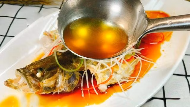 Hấp cá, cho 3 thứ này, đảm bảo ngọt thịt lại không tanh - Hình 5 Hap ca, cho 3 thu nay, dam bao ngot thit lai khong tanh-Hinh-5