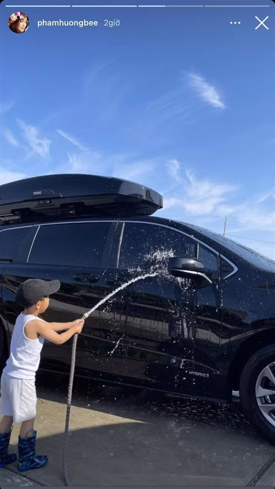 Phạm Hương khoe cảnh cậu con trai đang rửa xe cho mình. Max tỏ ra rất thích thú với việc rửa siêu xe. Nhóc tì thể hiện bản thân rất "thạo việc", cẩn thận vệ sinh từng chi tiết vị trí chứ không chỉ là chơi đùa.