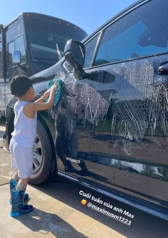 Ngay từ khi chào đời, con trai cả nhà Phạm Hương được nhận xét là một rich kid sinh ra từ vạch đích. Thế nhưng khác với tiên đoán của mọi người rằng cậu bé sẽ trở thành công tử bột và mặc sức hưởng thụ kinh tế của bố mẹ, Phạm Hương lại uốn nắn con trai theo phương pháp hiện đại nhằm định hướng cho con có tư duy độc lập, tự thân vận động và biết phụ giúp gia đình ngay từ nhỏ.