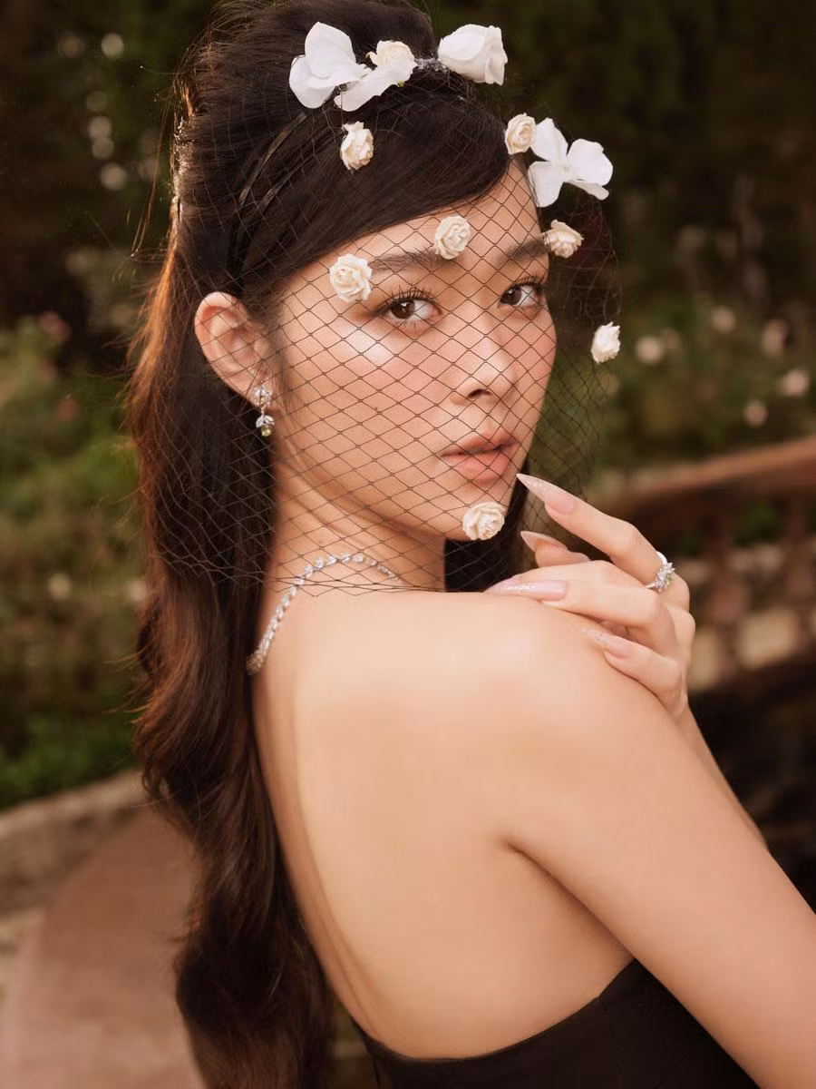 Hiện tại nữ diễn viên phim Trại hoa đỏ đang ráo riết chuẩn bị ra mắt một số ca khúc nhạc trẻ cover để thỏa mãn đam mê âm nhạc. Khi được hỏi có định chuyển hướng sang con đường ca hát không thì nữ diễn viên cho rằng mọi thứ cũng phải cần có thời gian.
