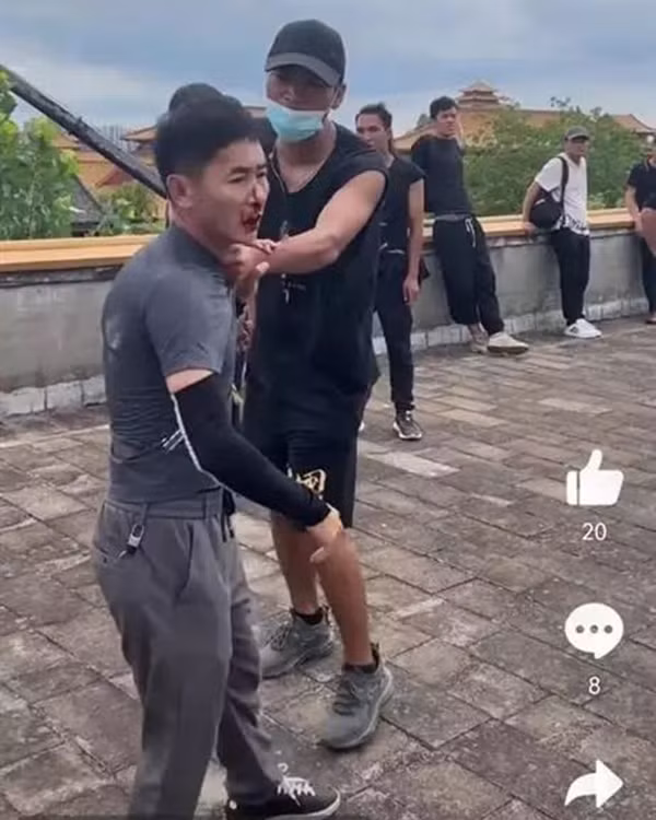 Co tinh chup len, tho san anh bi danh gay song mui, doa giet