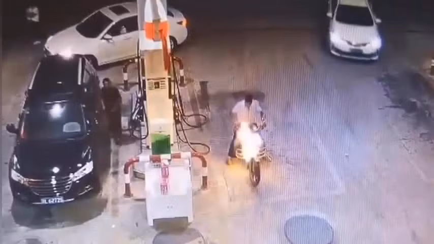 Video: Vừa khởi động, xe máy bốc cháy ngùn ngụt ở cây xăng Video: Vua khoi dong, xe may boc chay ngun ngut o cay xang
