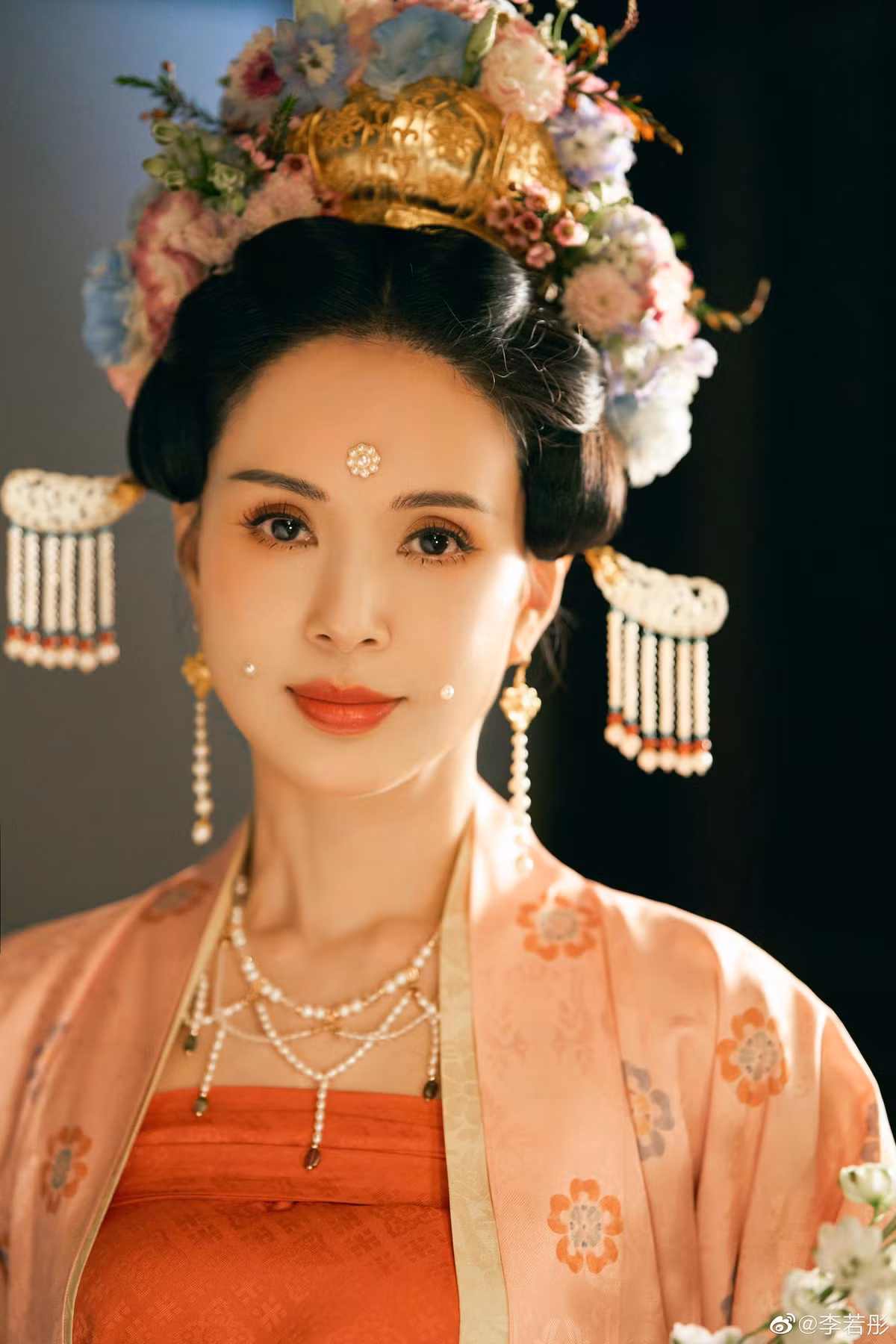 Hiện tại, Lý Nhược Đồng hoạt động sôi nổi trên các mạng xã hội như Weibo, Douyin, ‎Xiaohongshu... Tại đây, nữ diễn viên chia sẻ các video về cuộc sống thường ngày, sở thích chụp ảnh hóa thân thành các mỹ nhân cổ trang. Ngoài ra, cô còn livestream bán hàng để kiếm thêm thu nhập.