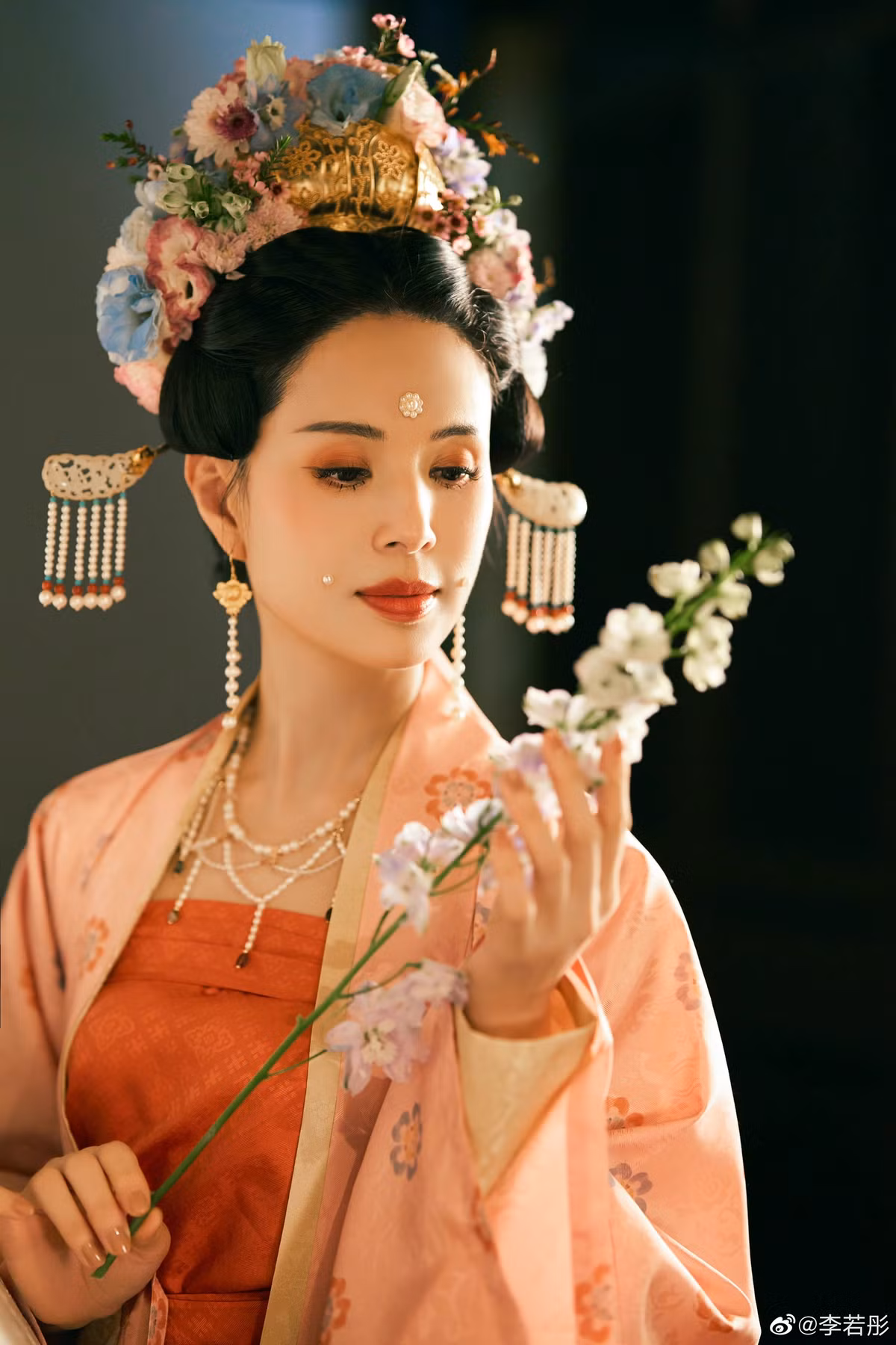 Hồi tháng 10, Lý Nhược Đồng tham gia một dự án tìm hiểu văn hóa Trung Quốc thông qua cổ phục. Nữ diễn viên mặc trang phục đời Đường, Tống, Minh, Hán và tạo hình nào cũng gây ấn tượng mạnh. Trên mạng xã hội, không ít khán giả khen ngợi Lý Nhược Đồng là mỹ nhân cổ trang hiếm có, khí chất thoát tục, dung mạo nổi bật vượt thời gian. Nhờ chịu khó thay đổi hình ảnh, Lý Nhược Đồng vẫn được công chúng quan tâm dù không có nhiều tác phẩm mới.