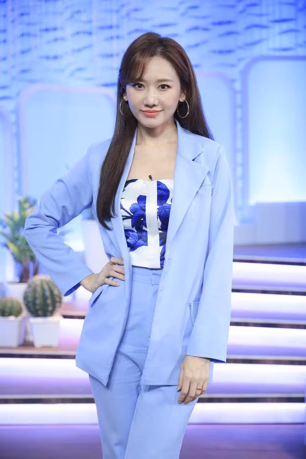 Bộ vest màu pastel của Hari Won lẽ ra không có gì để chê nhưng chiếc áo quây họa tiết bên trong đã "phá hỏng" tất cả. Thay vì chọn mẫu áo họa tiết lòe loẹt như vậy, Hari Won nên mix bên trong áo sơ mi trắng hay áo phông trắng sẽ hợp lý hơn.