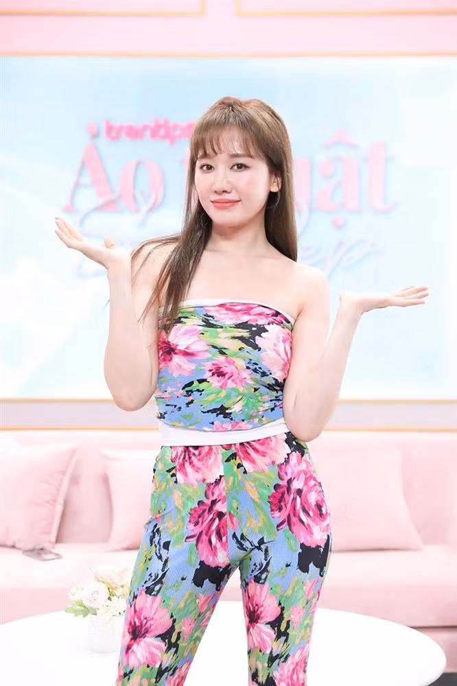 Trang phục quây với chất liệu mỏng khiến người đẹp như "đánh mất" vòng 1 trước ống kính.