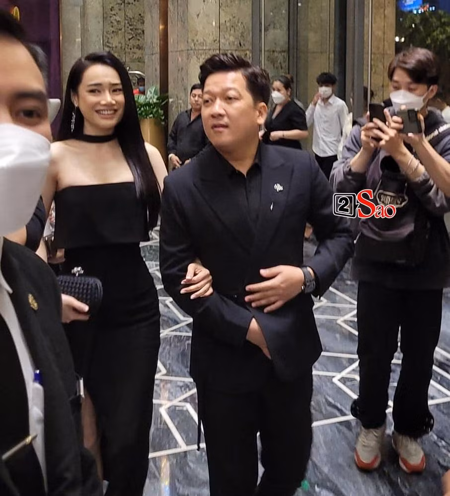 Hoài Linh bị vây kín khi xuất hiện tại đám cưới Mạc Văn Khoa - Hình 17 Hoai Linh bi vay kin khi xuat hien tai dam cuoi Mac Van Khoa-Hinh-17