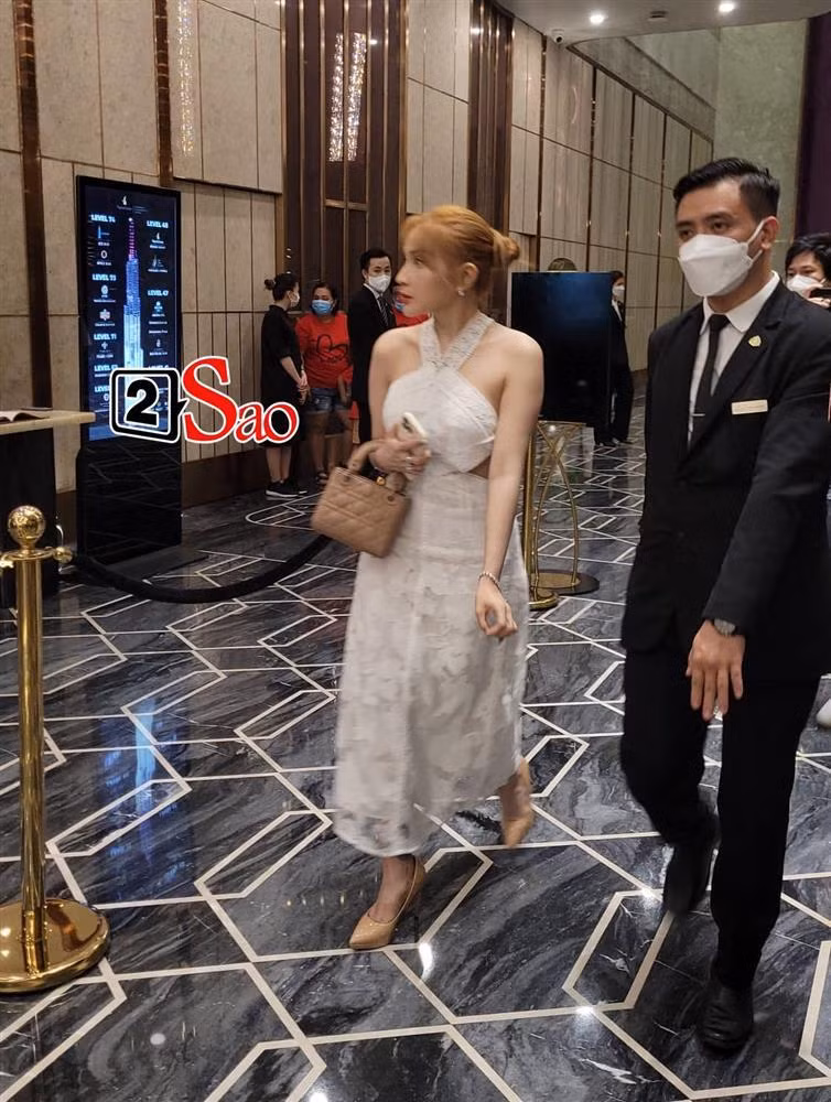 Hoài Linh bị vây kín khi xuất hiện tại đám cưới Mạc Văn Khoa - Hình 10 Hoai Linh bi vay kin khi xuat hien tai dam cuoi Mac Van Khoa-Hinh-10